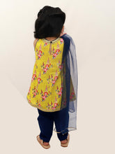 Load image into Gallery viewer, Campana Girls Chitra Kurta-Pants Set - Flower Bunch Print - Lime and Navy
